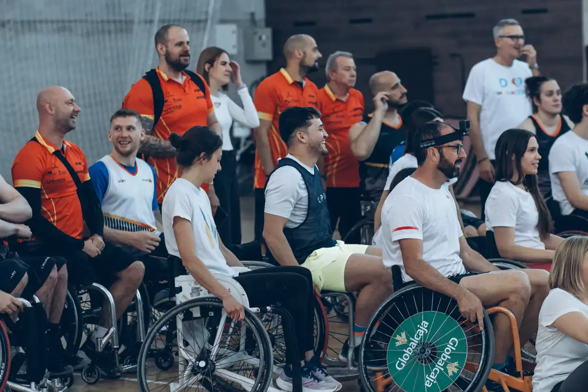 Participantes de Mójate con Aquadeus posan junto al BSR Amiab