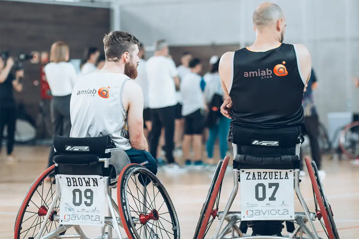 Jugadores de BSR Amiab presenciando la charla con Mójate con Aquadeus