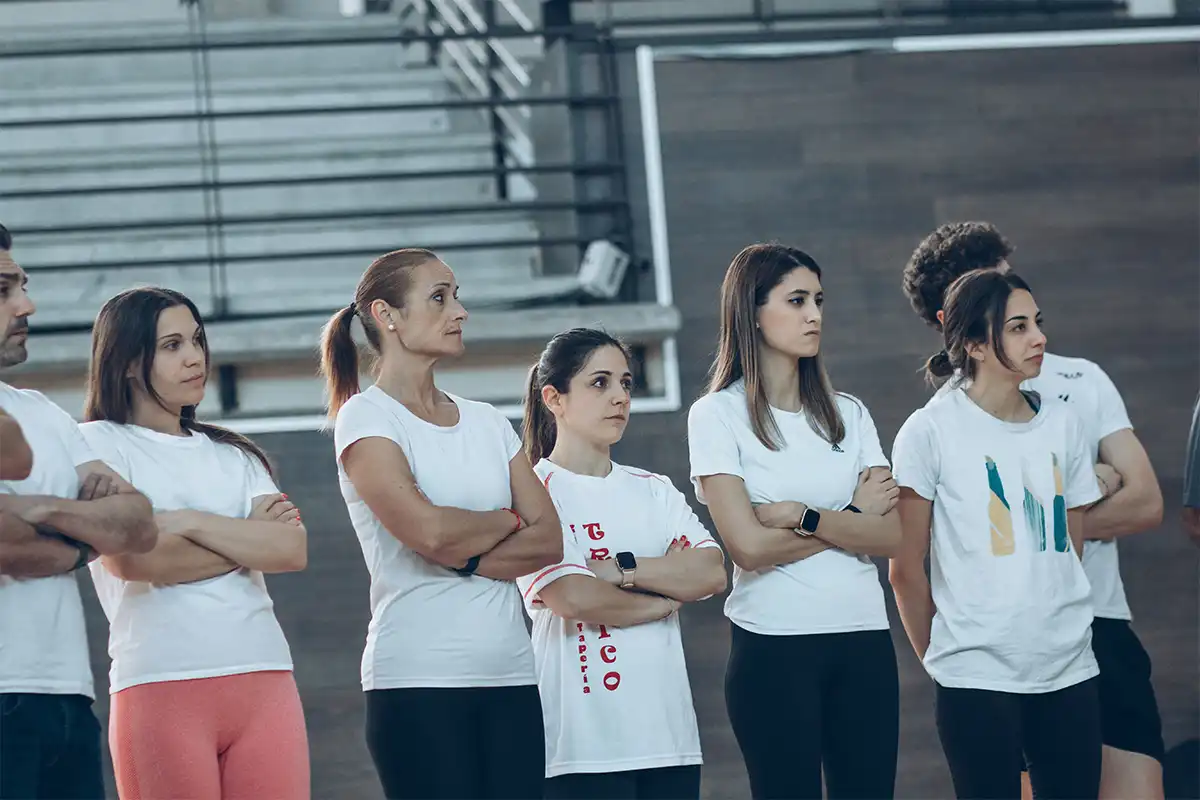 Un grupo de participantes de Mójate con Aquadeus atiende al BSR Amiab