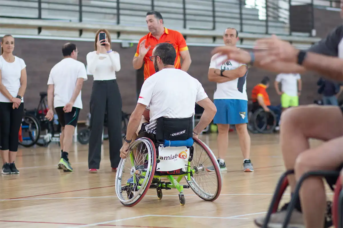 Una persona se sienta en una silla del BSR Amiab
