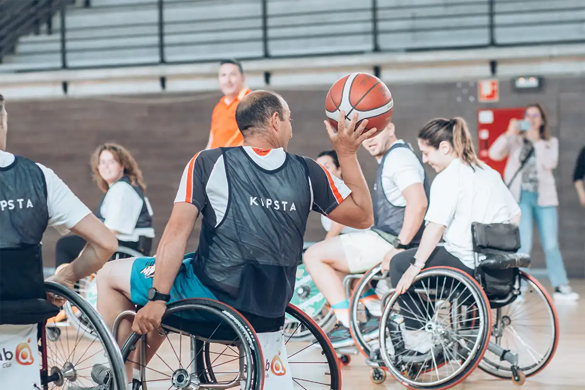 Un jugador lanza un pase en un partido junto al BSR Amiab