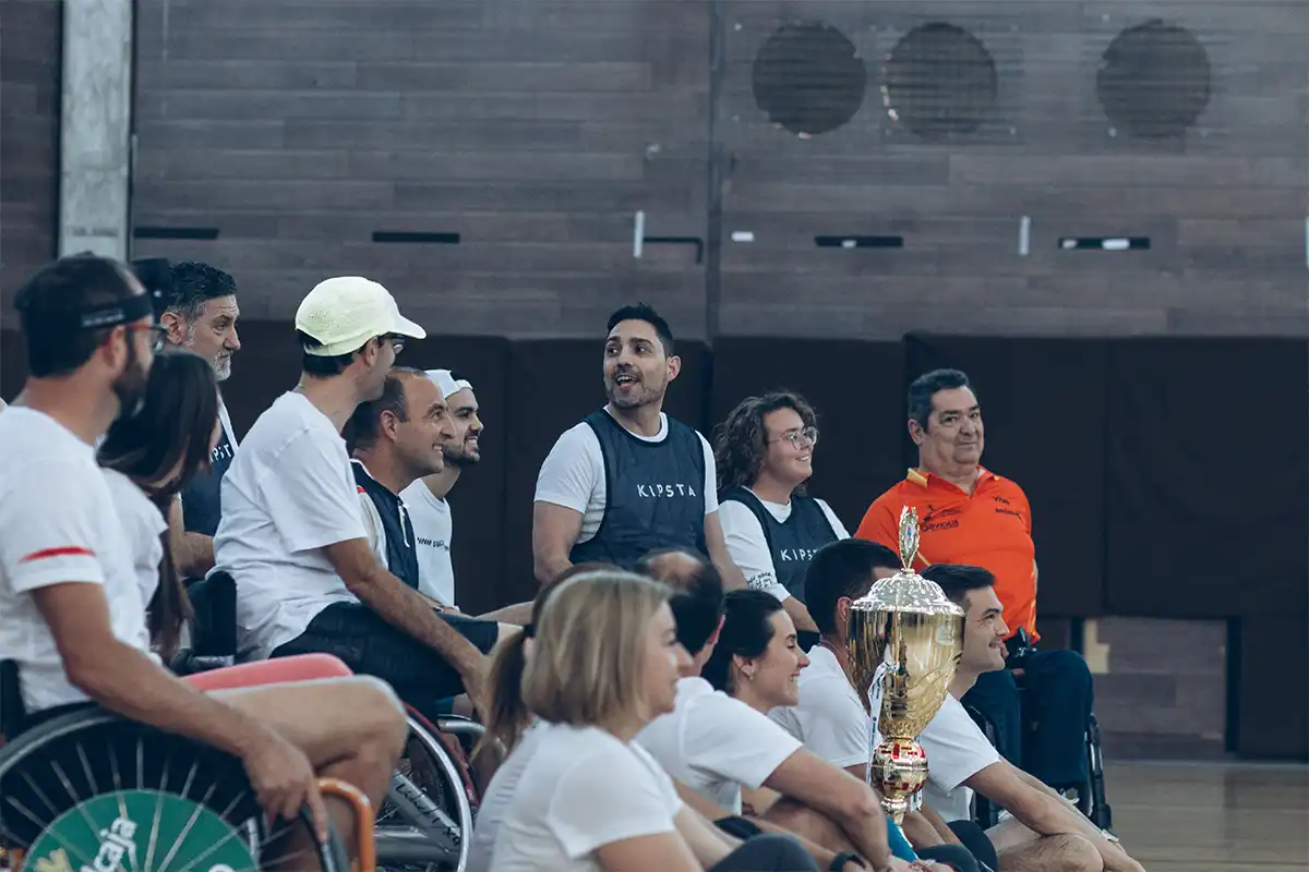 Foto de familia entre Mójate con Aquadeus y BSR Amiab