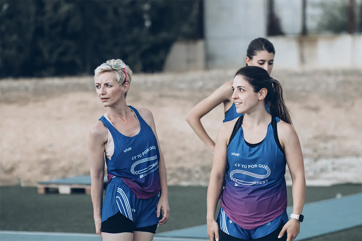 Atletas en la zona de corredores de las Pistas de Atletismo de Albacete