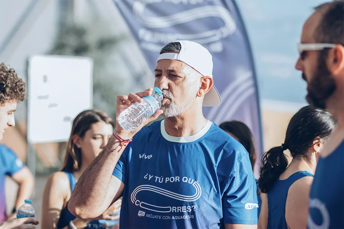 Un participante de Mójate con Aquadeus bebe agua en las Pistas de Atletismo de Albacete