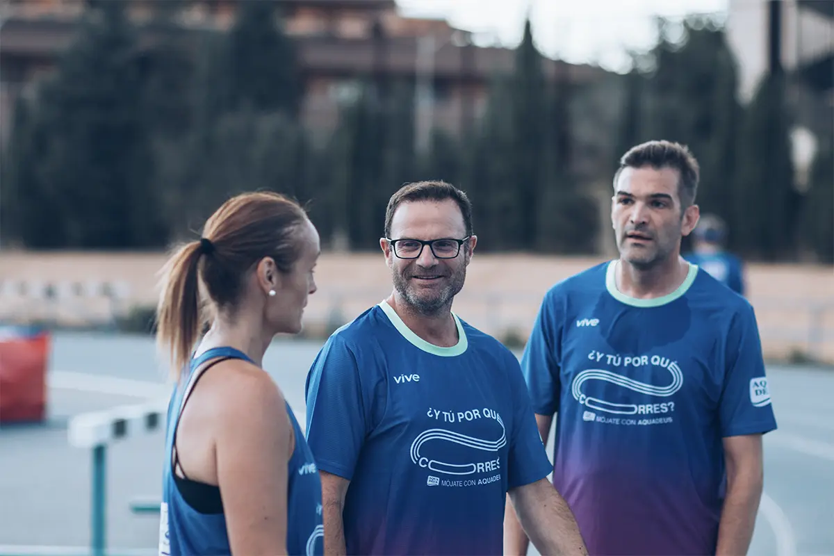 Atletas disfrutan del entrenamiento en el Estadio Municipal de Atletismo de Albacete