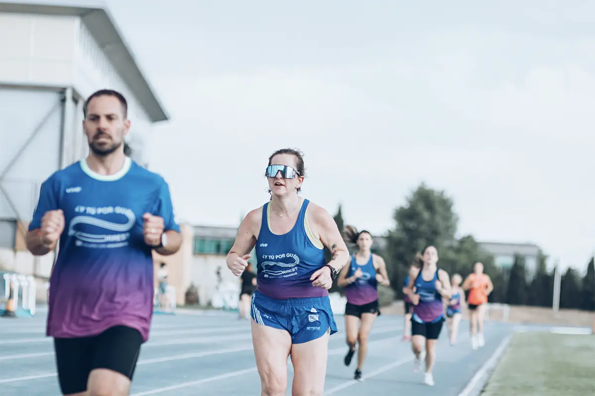 Atletas corriendo en las Pistas de Atletismo de Albacete