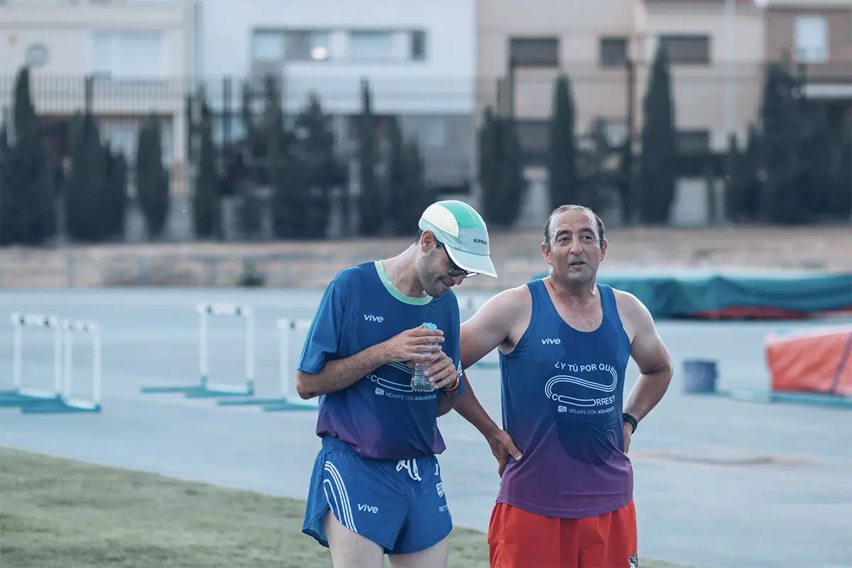 Dos amigos entrenan en las Pistas de Atletismo de Albacete