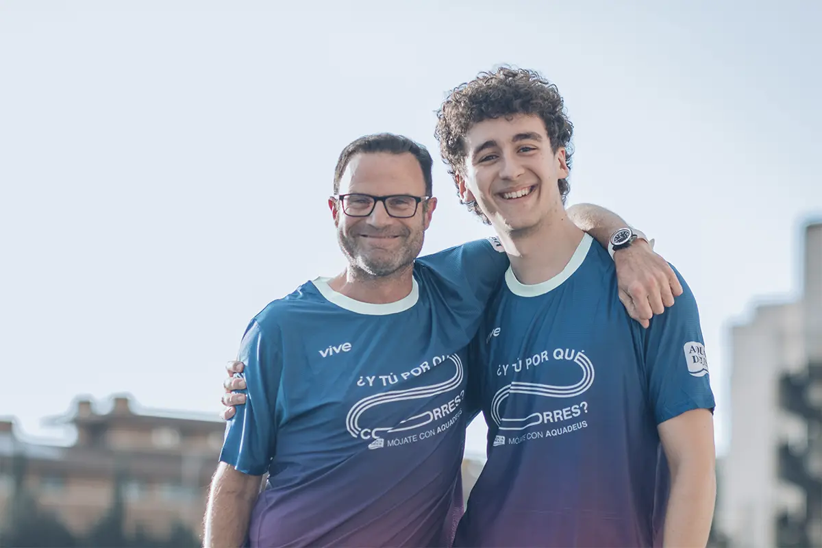 Dos atletas abrazados en las Pistas de Atletismo de Albacete