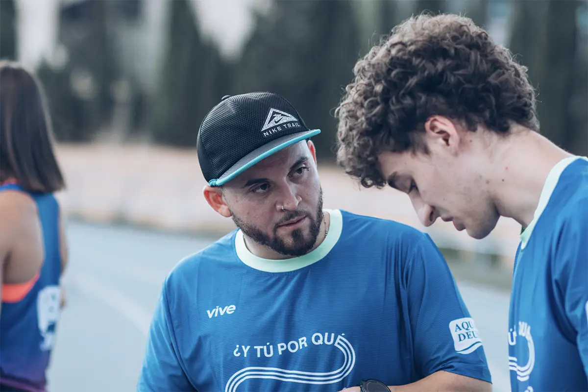 Atletas charlando en las Pistas de Atletismo de Albacete