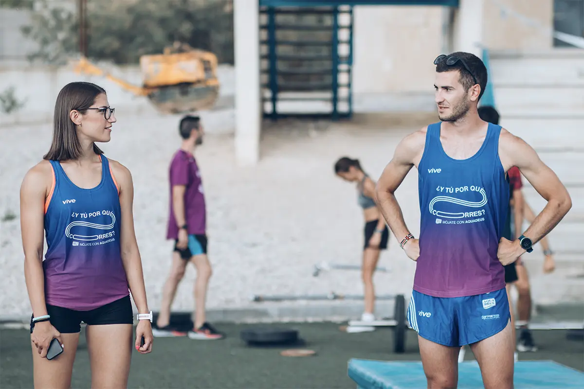 Atletas posando con sus camisetas en las Pistas de Atletismo de Albacete