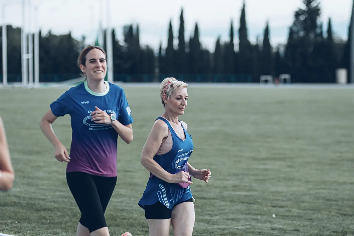 Dos atletas de la Iniciativa Mójate con Aquadeus corren en las Pistas de Atletismo de Albacete