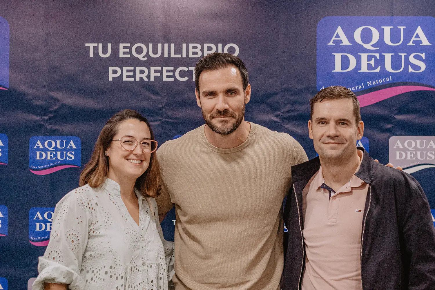 Participantes se fotografían con Saul Craviotto