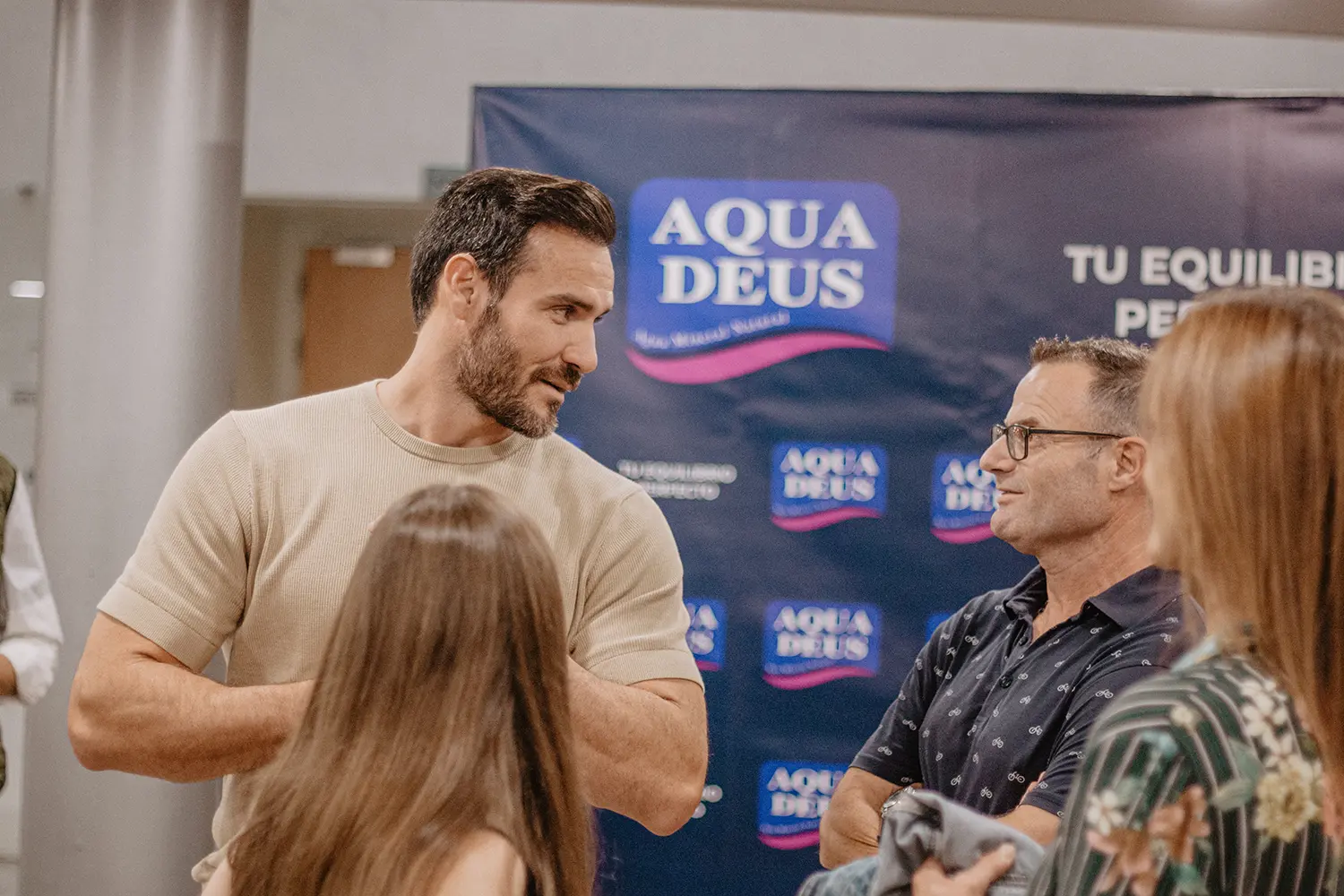 Saúl Craviotto atiende a atletas de Mójate con Aquadeus