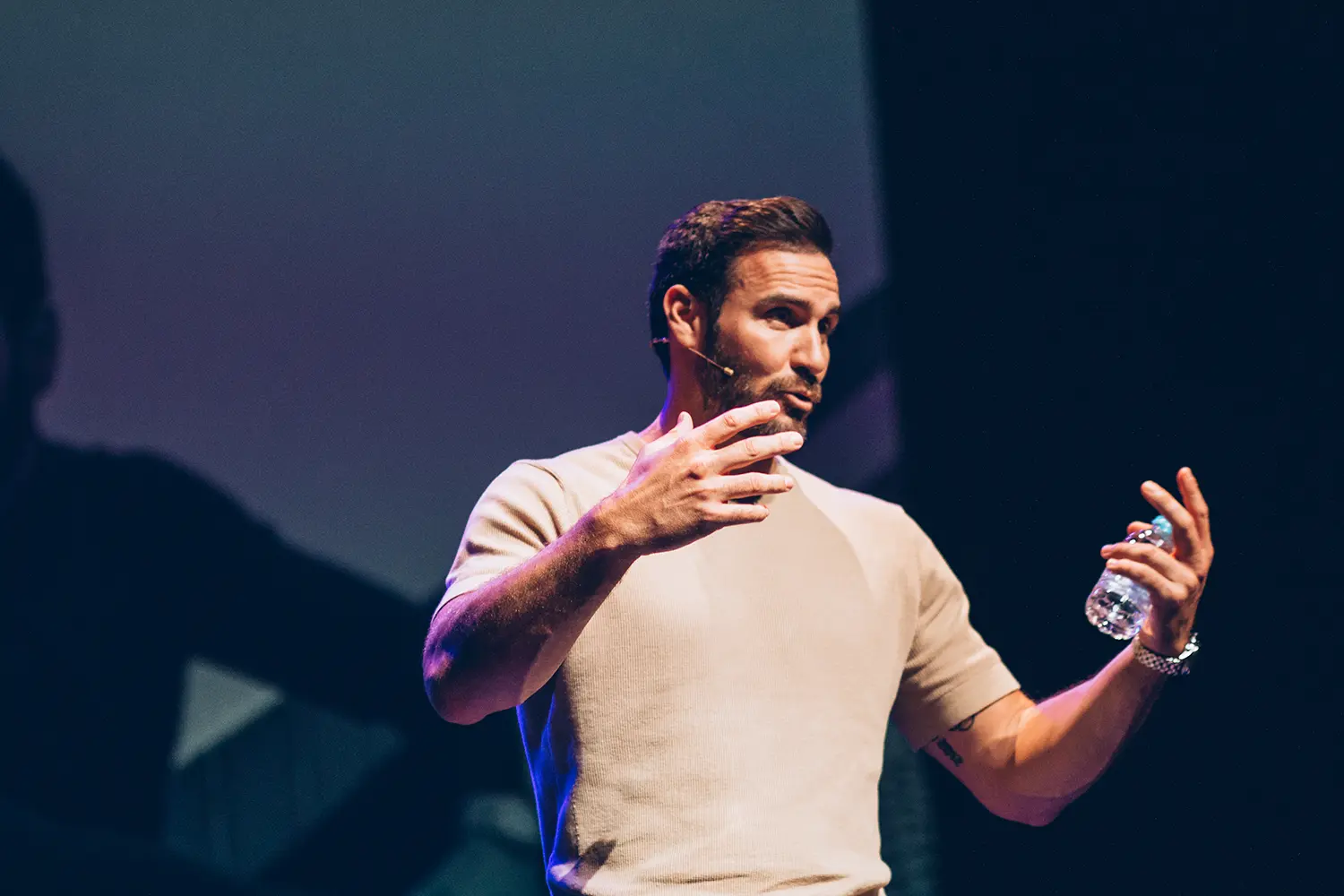 Saul Craviotto imparte la charla como Embajador de Aquadeus