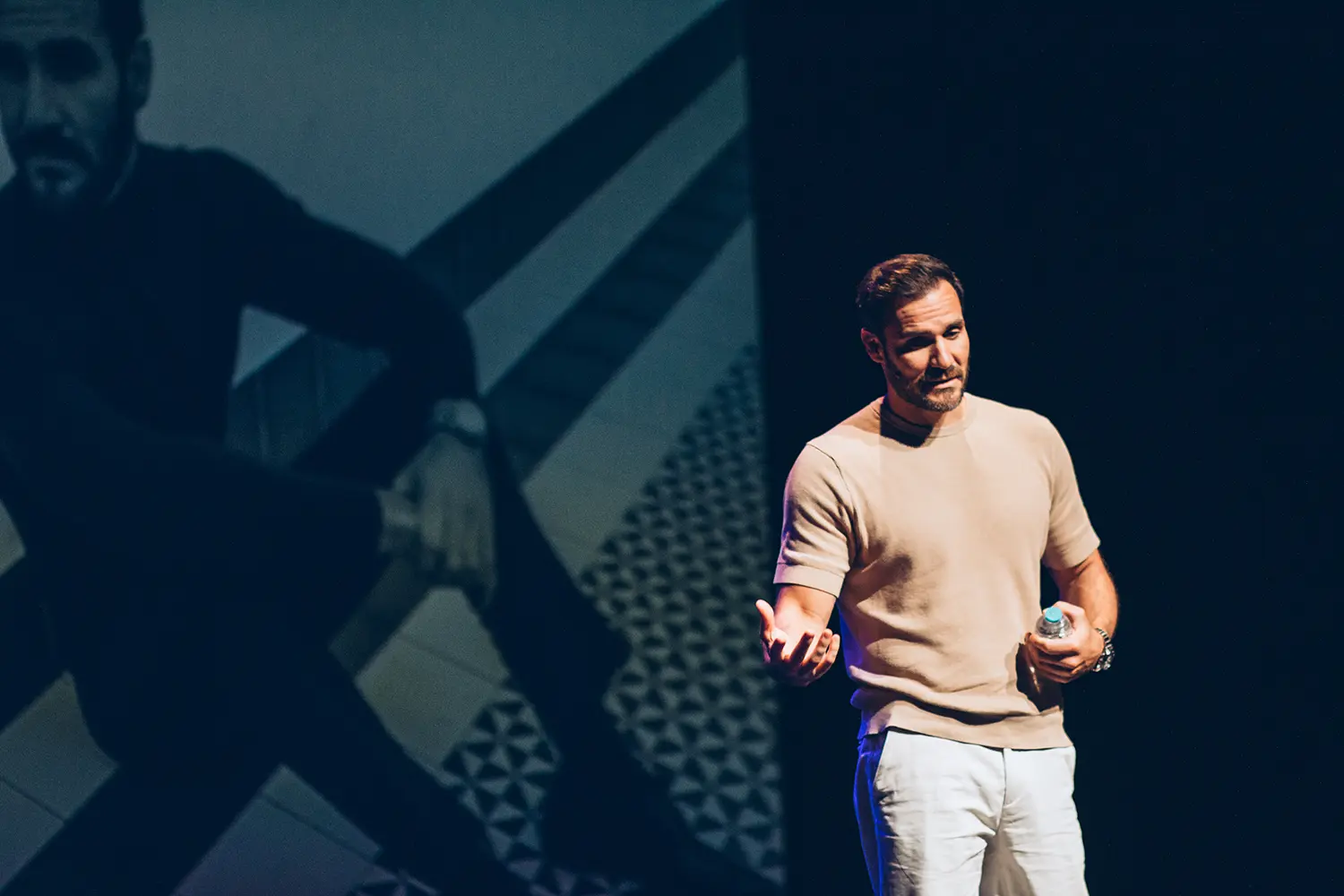 Saul Craviotto sobre el escenario de la Iniciativa Mójate con Aquadeus