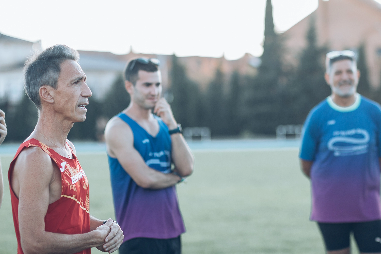 Severino Felipe motivando a los atletas de Mojate con Aquadeus