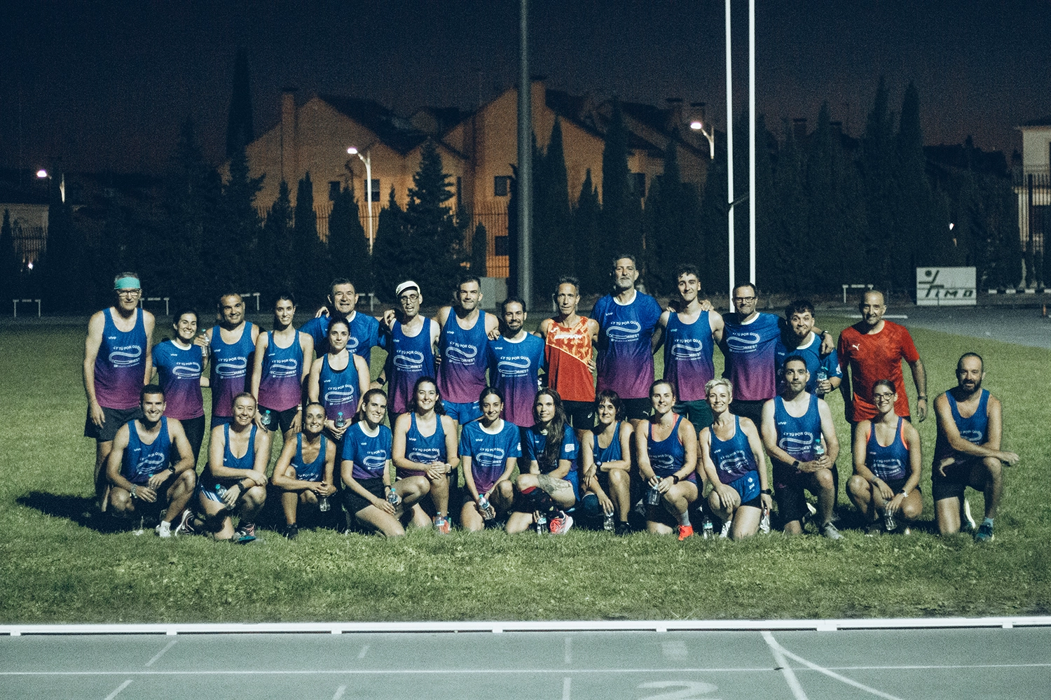 Severino Felipe posando con los atletas de Mojate con Aquadeus
