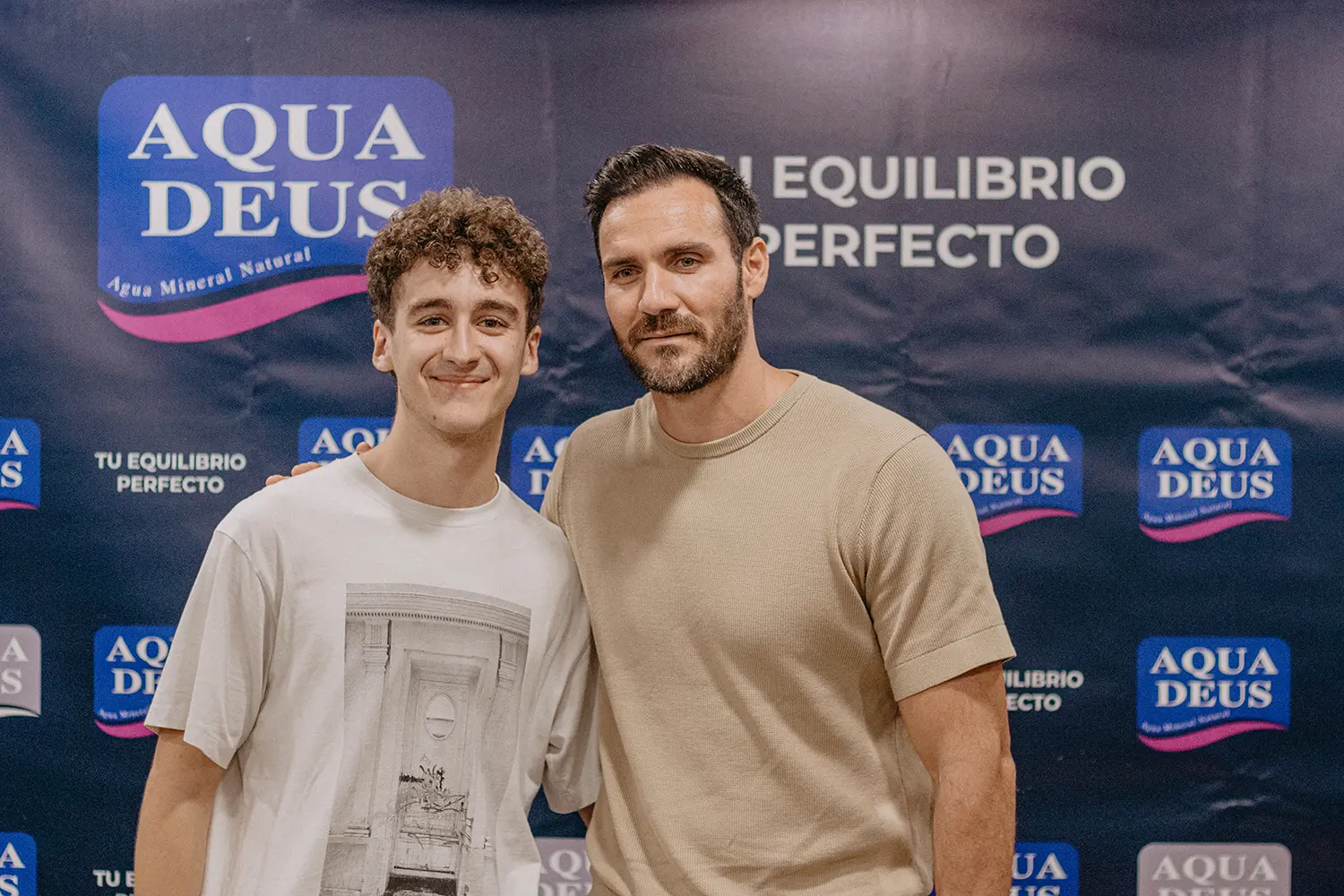 Un atleta de la Iniciativa Mojate con Aquadeus se fotografia con Saul Craviotto