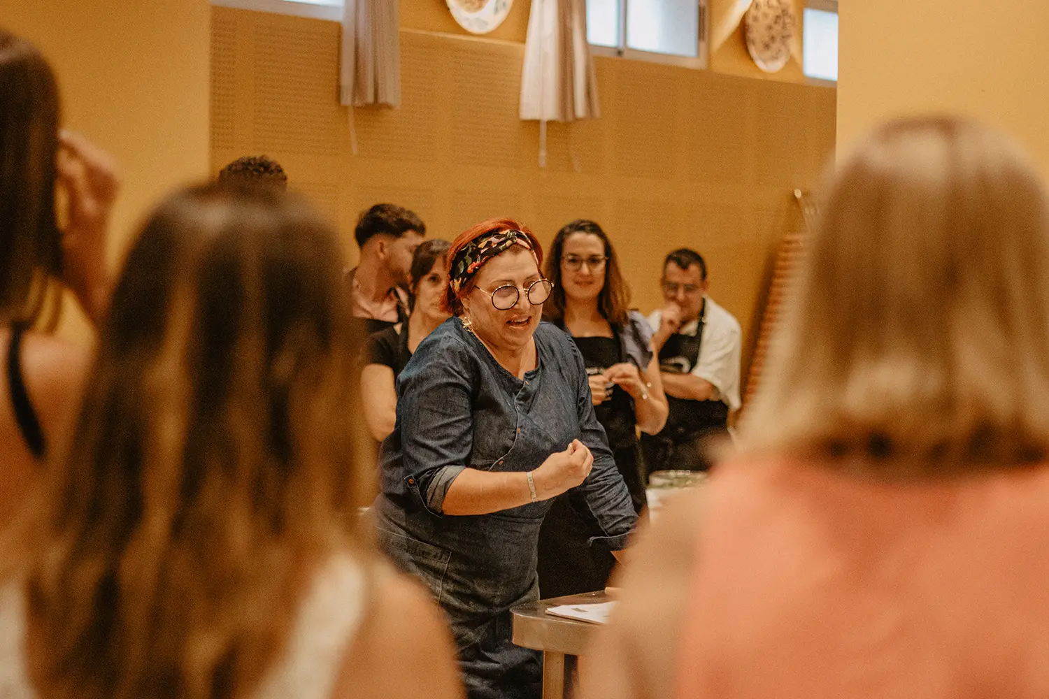 La cocinera del Teambuilding Saludable de Aquadeus explica los platos a preparar